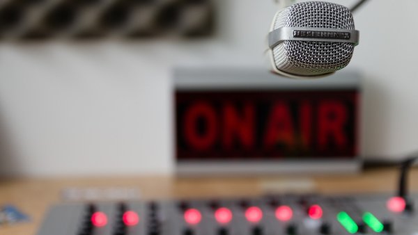 Głosy, które zna każdy – sekrety radiowych reklam